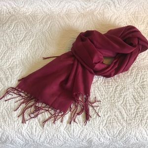Gorgeous maroon scarf 🧣 lightweight with tassels